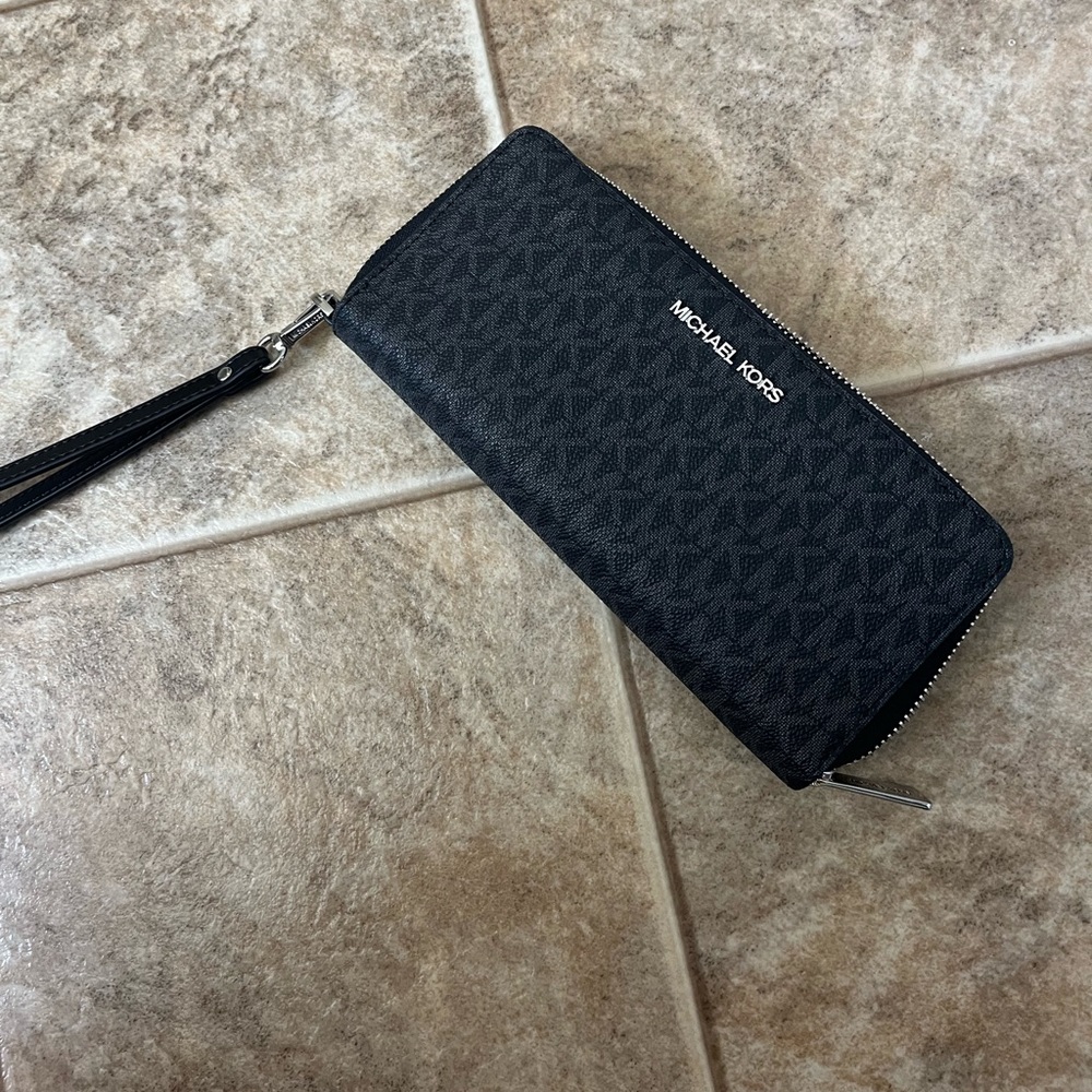 Michael kors wristlet